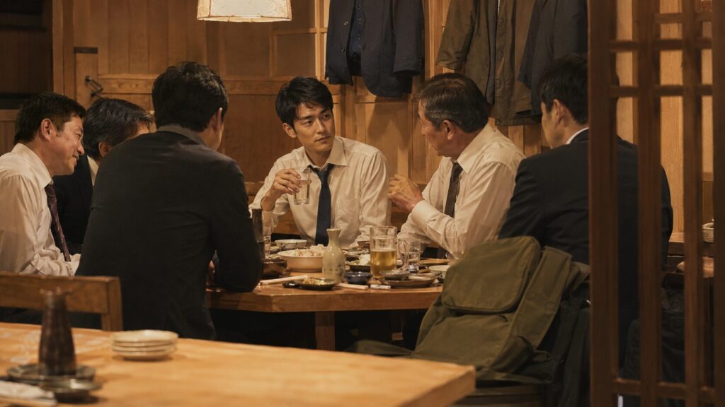 職場の先輩や同僚との居酒屋の飲み会に参加する自衛官の男性