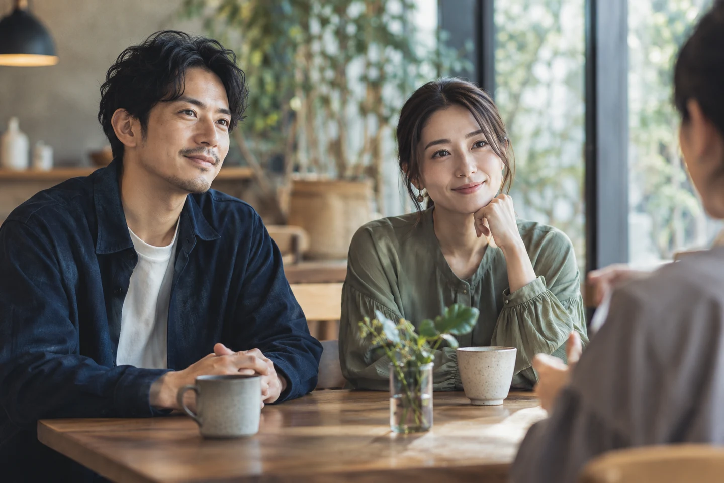 カフェで落ち着いて話を聞く人々のイメージ