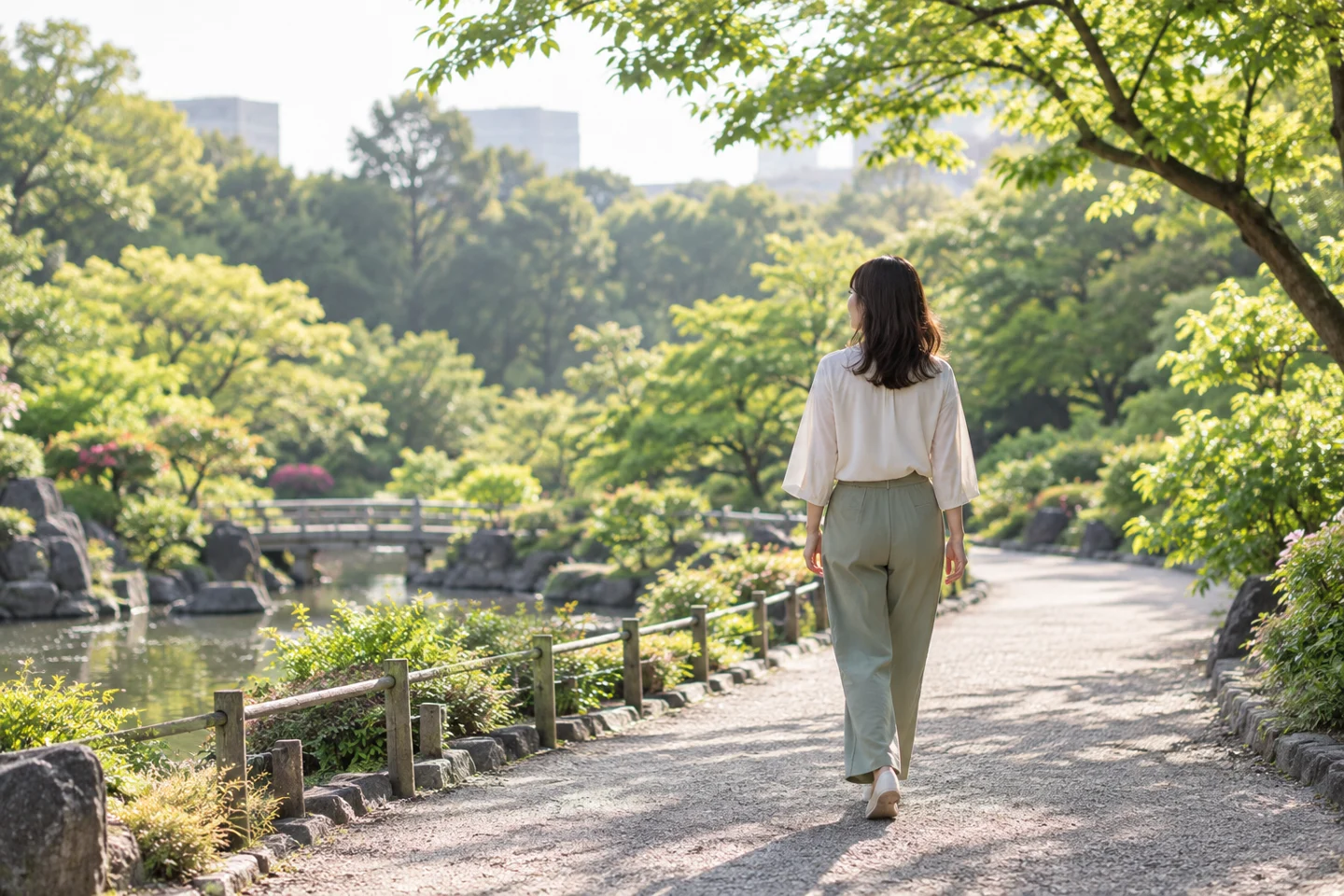 明るい庭の小道を自分のペースで歩く女性のイメージ