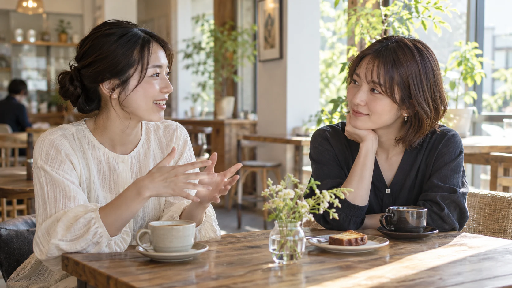 カフェで落ち着いて話を聞く友人たち